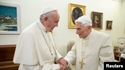 FILE - Pope Francis (L) visits his predecessor, Pope Emeritus Benedict XVI, at the Mater Ecclesiae Monastery in the Vatican, Dec. 21, 2018. 