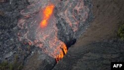 Dung nham tràn ra từ miệng núi lửa Kilauea, ngày 6/3/2011
