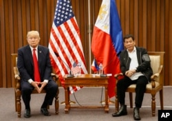 U.S. President Donald Trump, left, and Philippine President Rodrigo Duterte hold a bilateral meeting on the sidelines of the 31st ASEAN Summit at the Philippine International Convention Center in Manila, Philippines. Nov. 13, 2017.