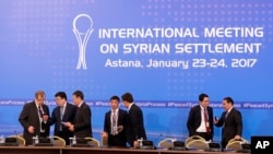 哈薩克斯坦官員在哈薩克斯坦首都阿斯塔納準備敘利亞和談會場（2017年1月13日）