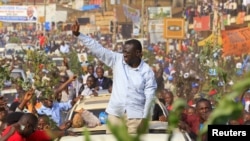 Kizza Besigye aachiliwa huru baada ya kukamatwa na polisi mjini Kampala, Uganda.