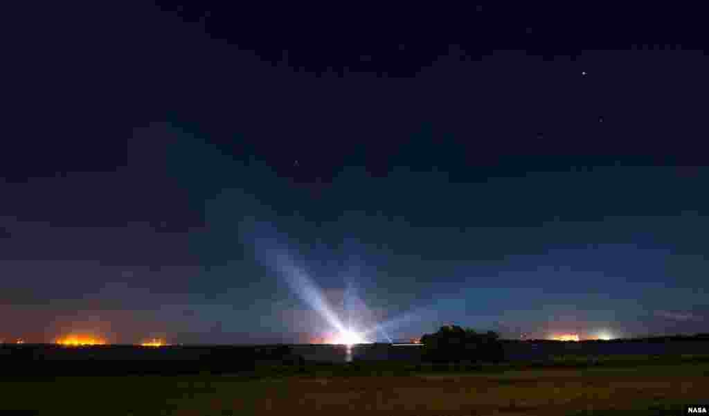 Roket Delta IV dengan wahana antariksa NASA,&nbsp;Orion terlihat dari kejauhan di pangkalan Cape Canaveral, Florida.