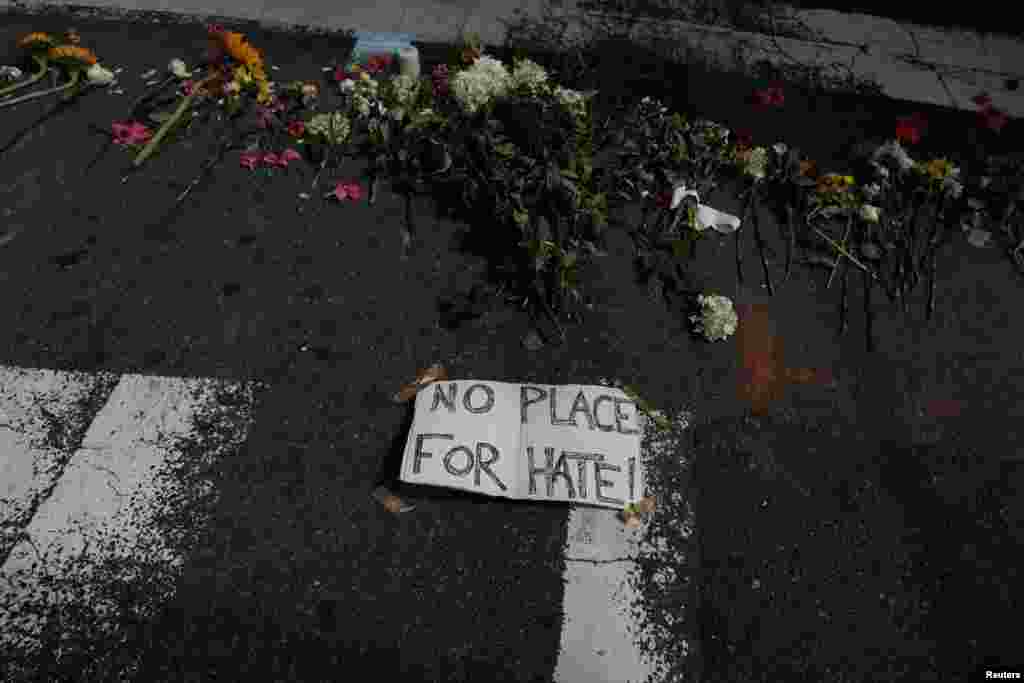 Bunga-bunga tanda belasungkawa diletakan di lokasi dimana sebuah mobil menabrak kelompok demonstran yang menentang kelompok nasionalis kulit putih di Charlottesville, Virginia, 13 Agustus 2017.