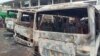 Des bus brûlés à la gare routière suite à des affrontements entre des séparatistes anglophones et les forces de sécurité à Buea au Cameroun le 10 juillet 2018.