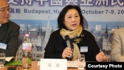 Bà Cao Du phát biểu trong một diễn đàn ủng hộ dân chủ cho TQ ở Budapest tháng 10/2012.