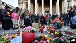 人们带来鲜花和蜡烛在布鲁塞尔市中心悼念恐袭受害者（2016年3月22日）