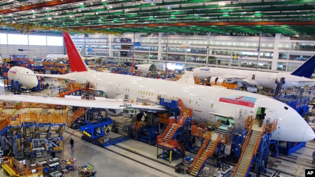 Los trabajadores ensamblan el Boeing 787 Dreamliners en la planta de montaje masiva de la compañía en North Charleston, S.C.