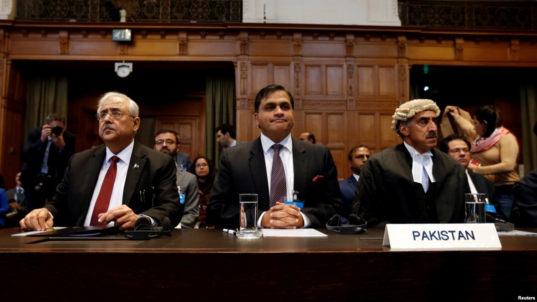 پاکستان کے اٹارنی جنرل انور منصور خان، وزارت خارجہ کے ترجمان محمد فیصل اور کوئنز کاؤنسل خاور قریشی عالمی عدالت انصاف میں سماعت کے دوران (فائل فوٹو)