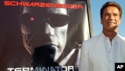 Arnold Schwarzenegger di depan poster film Terminator. (Foto: Dok)
