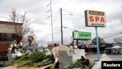 Dua warga AS meletakkan bunga di tugu peringatan di luar Gold Spa setelah penembakan mematikan di Atlanta, Georgia, AS,18 Maret 2021. (Foto: REUTERS/Shannon Stapleton)