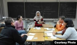 Dosen BIPA dari UNY, Dr Ari Kusmiatun dalam sebuah kelas di Munchen, Jerman. (Foto courtesy: pribadi).