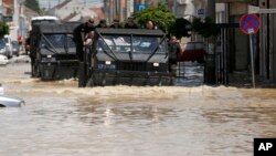Oklopna vozila na poplavljenim ulicama Obrenovca, 20. maj 2014.
