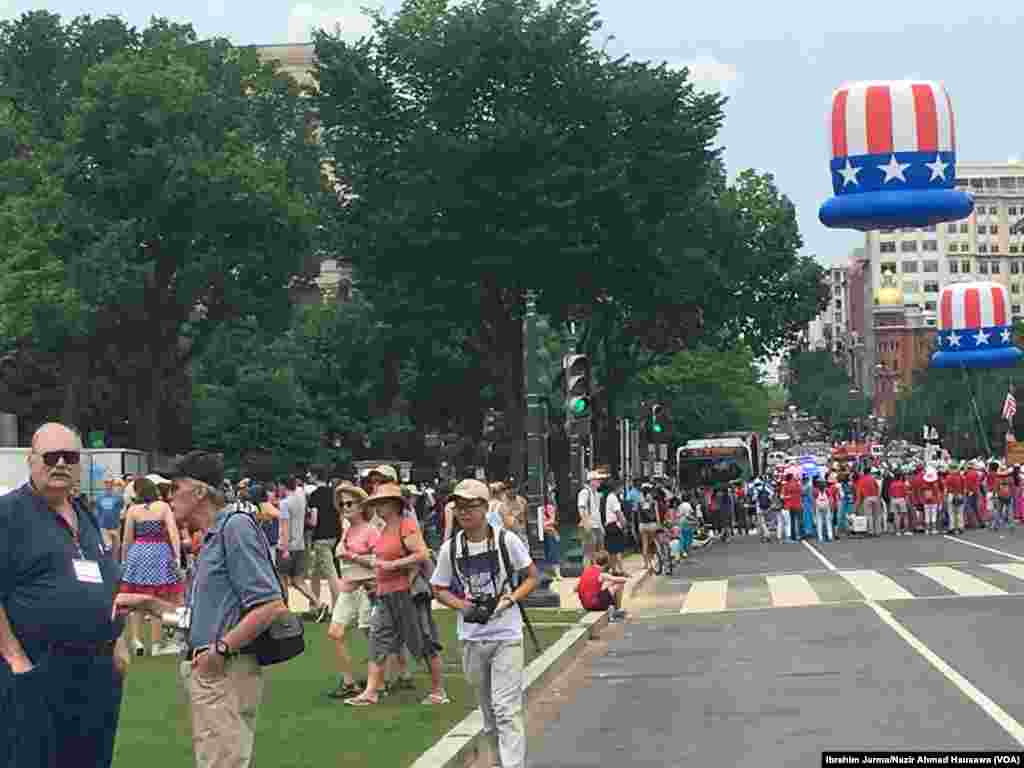 Mutane da dama ne suka halarci bikin domin kallon masu yin fareti a birnin Washington DC.Yuli, 4, 2017