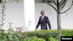 U.S. President Barack Obama walks the colonnade from his residence in the White House to the Oval Office, in Washington, July 27, 2016. 