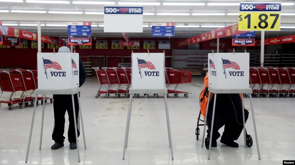 një qendër votimi në shtetin Illinoi, e zhvendosur në një supermarket për shkak të koronavirusit (17 mars 2020)