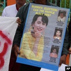 Protester holds opposition leader Aung San Suu Kyi's poster outside a public park in Mae Sot, Thailand, 07 Nov 2010