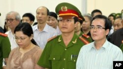 Luật sư nhân quyền Lê Quốc Quân trong phiên xử tại Tòa án Nhân dân Thành phố Hà Nội. Luật sư Quân bị bị tuyên án 2 năm rưỡi tù giam vì bị cáo buộc ‘trốn thuế’.
