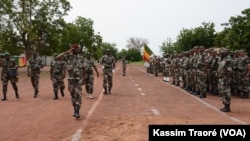 Le Général Keba Sangaré lors de la revue des troupes, au Mali, le 8 septembre 2019. (VOA/Kassim Traoré)