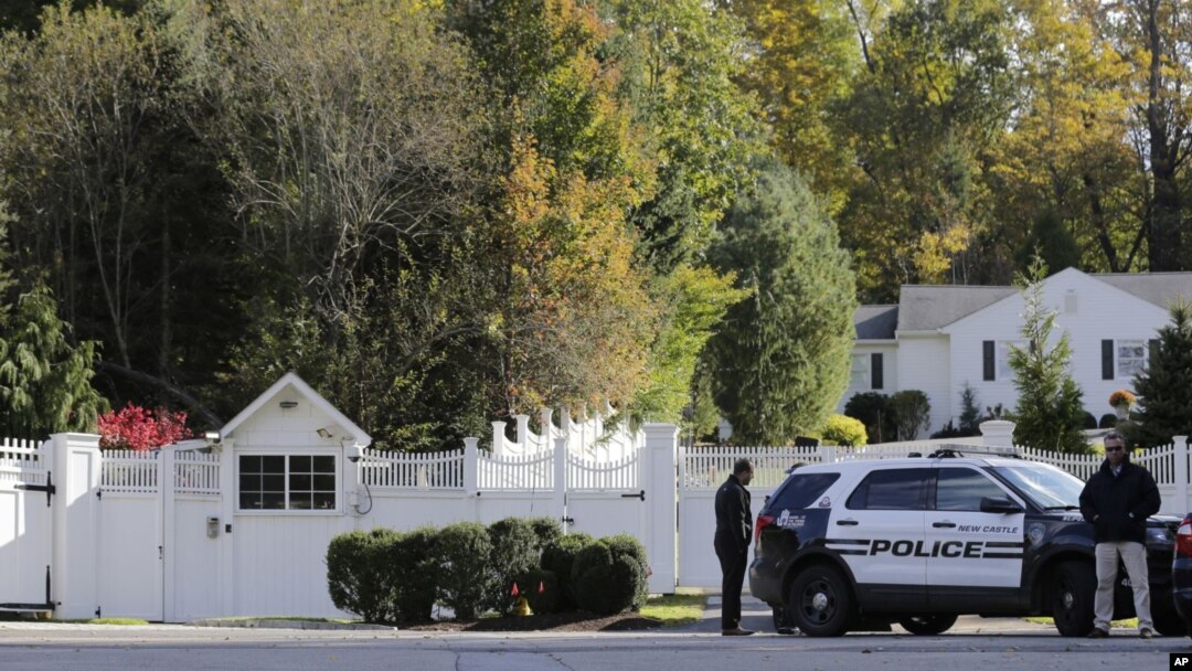 Polisi berjaga di depan rumah milik Mantan Menlu Amerika Hillary Clinton di New York, Rabu (24/10).
