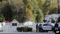 Polisi berjaga di depan rumah milik Mantan Menlu Amerika Hillary Clinton di New York, Rabu (24/10).