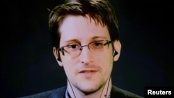 Edward Snowden menyampaikan pernyataan lewat video dari Moskow kepada hadirin di Traktat Internasional untuk Hak atas Privasi di New York (24/9). (Reuters/Andrew Kelly)