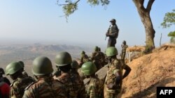 Les forces de l'armée camerounaise patrouillent le près du village de Mabass, au nord du Cameroun, 16 février 2015.