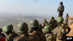 Les forces de l'armée camerounaise patrouillent près du village de Mabass, au nord du Cameroun, 16 février 2015.