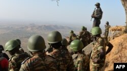Les forces de l'armée camerounaise patrouillent le près du village de Mabass, au nord du Cameroun, 16 février 2015.