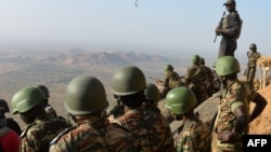 L'armée camerounaise patrouille près du village de Mabass, au nord du Cameroun, 16 février 2015.