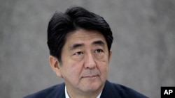 « Abenomics », le programme de relance du Premier ministre japonais, Shinzo Abe, compromis par une nouvelle récession (AP)