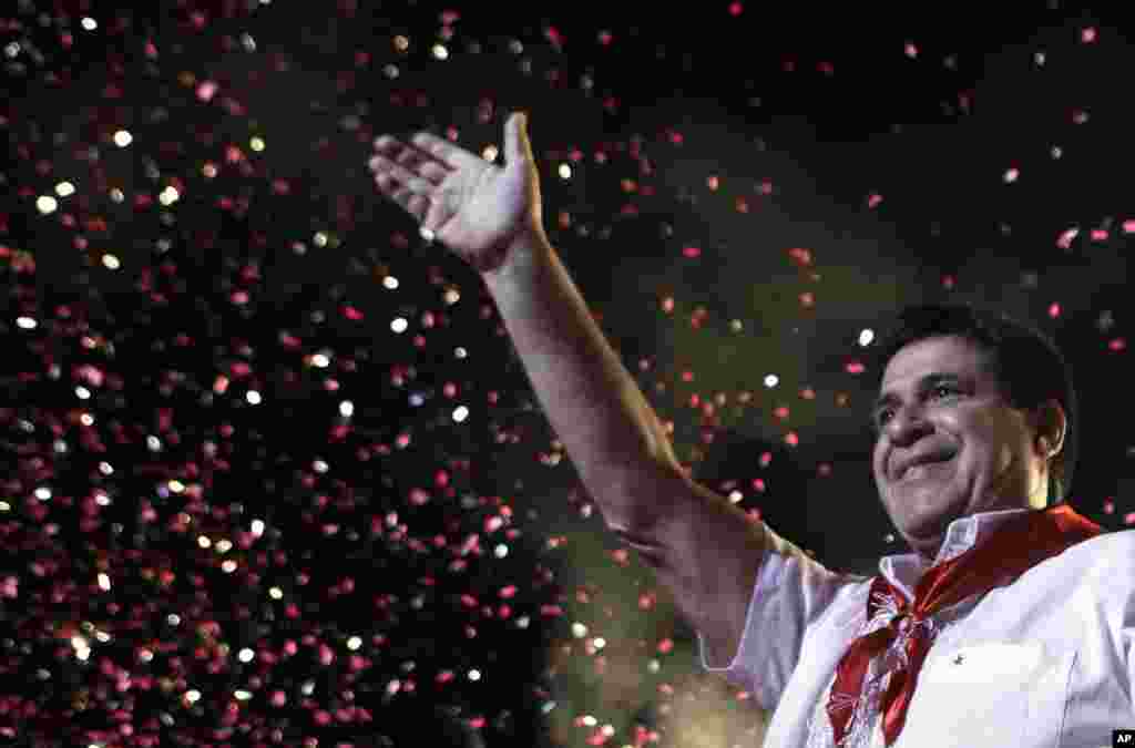Horacio Cartes, presidential candidate of Colorado Party, waves to supporters during a campaign rally in Capiata, Paraguay, April 5, 2013.