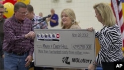 Ông Mark (trái) và bà Cindy (giữa) Hill nhận tấm séc trị giá hơn 293 triệu đô tại Dearborn, Missouri, 30/11/2012