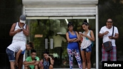 Des Cubains utilisent Internet via Wi-Fi public à La Havane, le 5 septembre 2016. REUTERS / Enrique de la Osa - RTX2O94N 