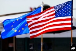 Quốc kỳ EU và Hoa Kỳ