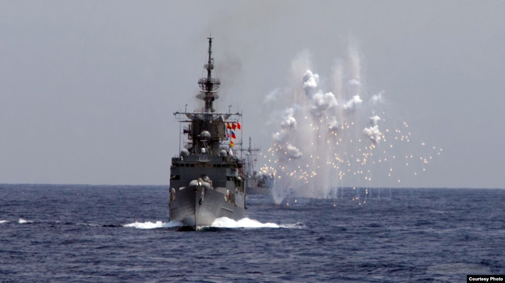 2019年5月22日台湾海空联合操演,海军舰船模拟导弹来袭,发射干扰弹,产生大面积干扰云。