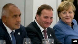 앙겔라 메르켈(오른쪽부터) 독일 총리와 스테판 뢰프벤 스웨덴 총리, 보이코 보리소프 불가리아 총리 등 유럽연합(EU) 회원국 정상들이 28일 에스토니아 수도 탈린에서 비공식 만찬 회동을 진행하고 있다. 