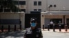 一名中国警察在前美国驻成都总领馆大门外执勤。（2020年7月27日）