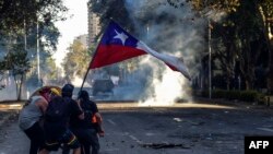 Los manifestantes chilenos continúan sus airadas protestas contra la desigualdad a pesar de las medidas económicas del presidente Piñera y su aceptación de redactar una nueva Constitución. AFP/Martin Bernetti