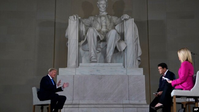 美国总统特朗普在华盛顿林肯纪念堂参加福克斯新闻频道的远程市民大会节目。(2020年5月3日)