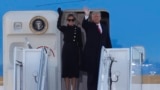 唐纳德·特朗普总统和第一夫人梅拉尼娅·特朗普在马里兰州安德鲁斯联合基地登上“空军一号”专机时向人群挥手。(2021年1月20日)