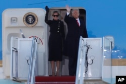 Presiden AS Donald Trump dan ibu negara Melania Trump memilih tidak menghadiri acara pelantikan dan terbang ke Florida, Rabu pagi (20/1).