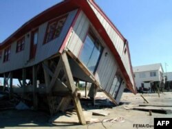 Kuzey Carolina'da Frances kasırgası sırasında yıkılan evler