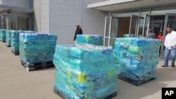 Volonteri pakuju vodu za Flint