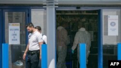 Polisi berada di supermarket di mana dua orang terluka ketika seorang perempuan menyerang dua orang di La Seyne-sur-Mer, Perancis Selatan, 17 Juni 2018.