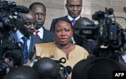 Fatou Bensouda (au c.) s'adresse à la presse à Abidjan (28 juin 2011)