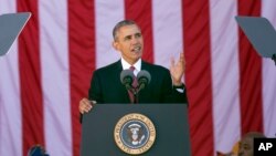 바락 오바마 미국 대통령이 11일 '베테랑스데이', 재향군인의 날을 맞아 워싱턴 인근 알링턴 국립묘지에서 연설하고 있다.