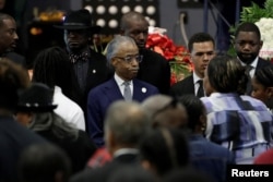 El reverendo Al Sharpton llega al funeral de Stephon Clark, en Sacramento, California. Marzo 29 de 2018.