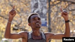L'Éthiopien Ghirmay Ghebreslassie passe la ligne d'arrivée au marathon de New York, à Central Park, le 6 novembre 2016.