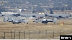 터키 인지를릭 기지에 배치된 A-10 '썬더볼트'(앞쪽) 전투기 등 미군 장비들. (자료사진)

