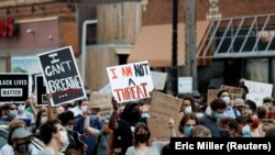 Waandamanaji huko Minneapolis ambapo George Floyd, aliyekuwa hana silaha alikandamizwa chini na afisa wa polisi. Baadae Floyd alifariki katika hospitali ,Minneapolis, Minnesota, Mei 26, 2020. REUTERS/Eric Miller